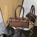Bolso Boston de ante marrón con correas de cuero y hebillas plateadas para mujer - Marrón