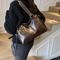 Bolso tote grande marrón oscuro en cuero sintético aceitado con correas anchas - Marrón