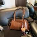 Borsa tote retrò in pelle marrone con logo in metallo e ciondolo a orsetto - Marrone con ciondolo