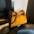 Kelly-Tasche aus Mattleder in Gelb-Braun-Kontrast mit goldener Schließe und Riemen - Braun