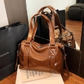 Bolso tote de cuero sintético brillante marrón con cremallera y estilo retro - Marrón