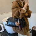 Borsa tote minimalista in pelle lucida nera con ciondolo a forma di orso da ufficio - Nero con ciondolo