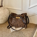 Kelly Bag mit Leopardenmuster aus mattem Leder, Goldschloss und braunen Riemen - Leopard Kaffee