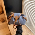 Blaue Denim-Eimertasche mit braunem Lederbesatz und verstellbarem goldenem Riemen - Blau