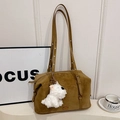 Vintage-Schultertasche in Karamell mit Wildleder-Finish und weißem Plüschwelpen-Anhänger - Mit Anhänger / Gelb