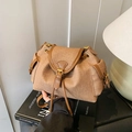Braune Stroh-Eimertasche mit dunkelbraunem Lederbesatz und goldenem Kordelzugverschluss - Khaki