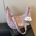 Borsa a tracolla a mezzaluna leopardata rosa con ciondolo a nuvola soffice - Rosa con ciondolo