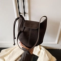 Dunkelbraune Eimertasche im Retro-Look mit weißen Kontrastnähten und Trageriemen - Braun