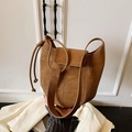 Braune Lederbeuteltasche im Vintage-Stil mit weißen Nähten und Kordelzugverschluss - Braun