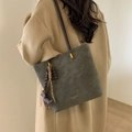 Borsa tote verde scuro smerigliata con texture vintage e ciondolo a forma di cane - Con Ciondolo / Verde