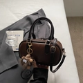 Elegante borsa Boston vintage marrone scuro con tracolla e ciondolo in peluche - Marrone con ciondolo