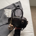Borsa Boston retrò marrone scuro con doppi manici e ciondolo a forma di mostro di peluche - Caffè con Ciondolo