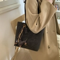 Borsa tote marrone scuro testurizzata con ciondolo a bassotto e etichetta di cioccolato - Con Ciondolo / Ebano