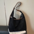 Schwarze Hobo-Tasche aus Wildleder-Optik mit braunem Lederriemen für den Alltag - Schwarz