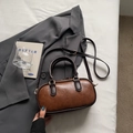 Borsa Boston retrò marrone con finiture dorate e tracolla regolabile sul letto - Marrone Giallastro Senza Ciondolo