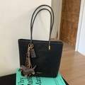 Grande borsa tote nera opaca con spalline sottili e ciondoli decorativi a forma di cane - Con Ciondolo / Nero
