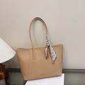 Bolso tote de cuero lichi color camello oscuro con bufanda floral y correas - Caqui
