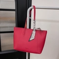 Bolso tote burdeos minimalista con cuero granulado y detalle de bufanda floral - Rojo