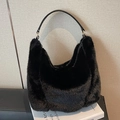Bolso de hombro de piel sintética negra con correa de cuero y herrajes dorados - Negro