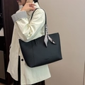 Bolso tote negro de cuero granulado con un pañuelo decorativo de seda geométrico - Negro