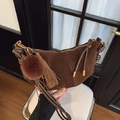 Borsa a mezzaluna in pelle opaca testa di moro con frange e tracolla intrecciata - Caffè con Ciondolo