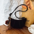 Borsa a mezzaluna nera in pelle scamosciata con lunghe nappe marroni e ciondolo a pompon - Nero con ciondolo