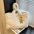 Borsa tote in ecopelliccia bianca con catena di perle e ciondolo a forma di bambola - Bianco (Con Ciondolo)