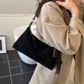 Borsa a spalla in pelle scamosciata nera con ciondolo a cioccolato e corda intrecciata - Nero con ciondolo