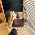 Sac seau rétro bicolore beige et marron avec poignée et breloque ours mignon - Patchwork Blanc Café Avec Pendentif