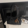 Bolso tote de ante negro con colgante de cuentas vintage y gran capacidad para diario - Negro (Con Colgante)