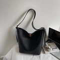 Sac seau en cuir grainé noir avec fermoir doré et bandoulière pour un look de bureau - Noir