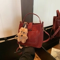 Sac seau rouge foncé rétro avec finition mate et pendentif de chien en peluche - Rouge Vin Avec Pendentif