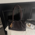 Bolso tote de gamuza marrón oscuro con colgante de cuentas de madera y gran capacidad - Café Oscuro (Con Colgante)