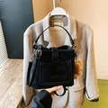 Petit sac seau noir mat vintage avec surpiqûres blanches et charme d'ours brun - Noir avec pendentif