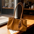 Bolso tote de piel sintética marrón caramelo con laterales plisados y borla de cuentas de madera - Marrón (Con Colgante)
