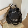 Grande borsa tote in denim grigio scuro lavato con scritte bianche e tracolla larga - Nero