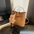 Sac seau vintage marron caramel avec pendentif chien en peluche et bandoulière réglable - Marron avec pendentif