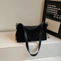 Sac bandoulière minimaliste en daim noir avec large sangle et fermeture éclair argentée - Noir sans Pendentif