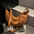 Borsa hobo in camoscio caramello con tracolla in pelle liscia e finitura opaca morbida - Marrone