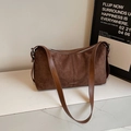Sac bandoulière minimaliste en daim marron foncé avec logo métallique et style rétro - Brun Sans Pendentif