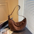 Borsa hobo in pelle scamosciata marrone scuro con coulisse e tracolla regolabile - caffè