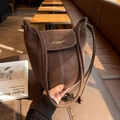 Bolso cubo minimalista marrón café en ante con costuras blancas y correa de piel - Café Oscuro