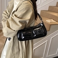 Bolso baguette negro brillante con bolsillos de lazos llevado con una gabardina - Negro