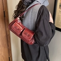 Bolso de hombro en charol rojo oscuro con lazos vintage y dos bolsillos frontales - Burdeos