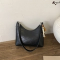 Borsa hobo nera a mezzaluna con trama a pieghe e ciondolo decorativo in perline - Nero (con pendente)
