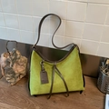 Detailansicht der mattgrünen Wildledertasche mit braunem Lederbesatz und Markenanhänger - Grün