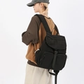 Zaino nero in nylon con patta e spallacci regolabili per uno stile casual quotidiano - Nero