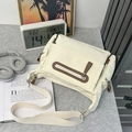 Bolso mensajero blanco crema con múltiples bolsillos, tiradores marrones y correa ancha - Blanco