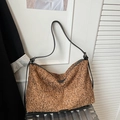 Borsa hobo con stampa leopardata marrone, finitura metallica e tracolla nera - Marrone