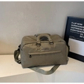 Dettaglio borsa da viaggio a quadri verdi con doppi manici e cerniere in metallo nero - Stile Gingham Sottile Verde / Verde